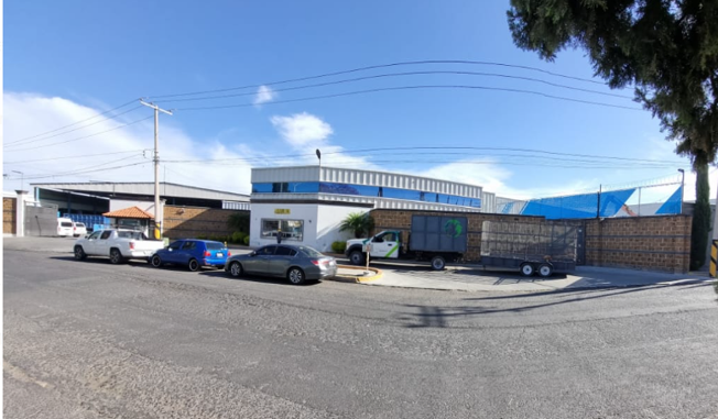 Fachada principal y zona de carga